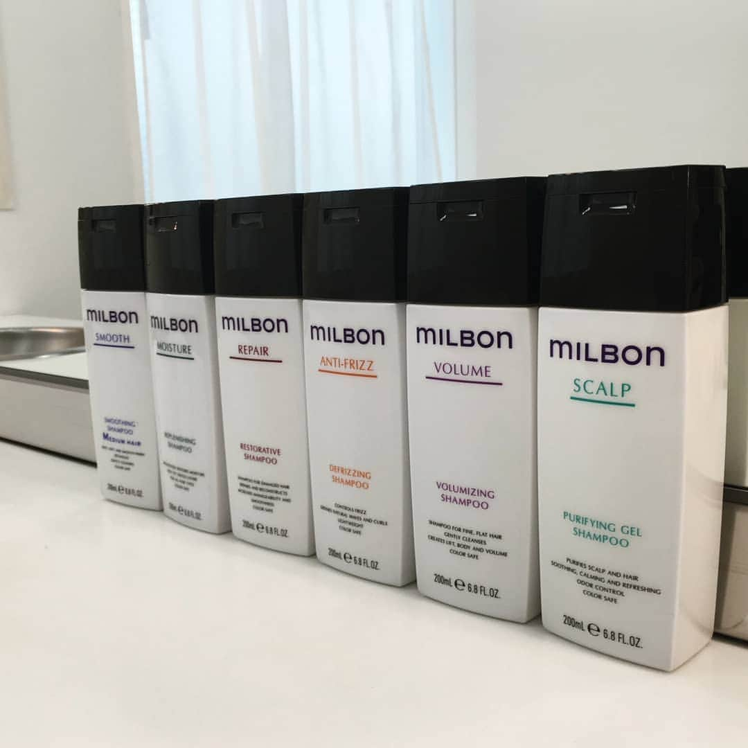 "milbon"（ミルボン）さんのインスタグラム写真 - ("milbon"（ミルボン）Instagram)「毎日の髪のお手入れのとき、 ちょっとしたコツを身につけることで、 健康的な美しい髪へと導いてくれます。  シャンプーするときは、 38度くらいの水の温度が 地肌に優しくオススメです。  シャンプー＆トリートメントは、全6シリーズ、8タイプ。  ヘアスタイルやダメージに合わせて美容師さんに選んでもらうのはもちろん、 毎日のヘアケアを楽しめる香りのバリエーションも揃っています。  #グローバルミルボン#グローバルミルボン取扱店#milbon#ミルボン#健康な髪#シンプルライフ#美容#モノトーン#treatment#shampoo#ヘアケア#シャンプー#トリートメント#髪質#美容院#好きな香り」5月15日 14時28分 - milbon_gm