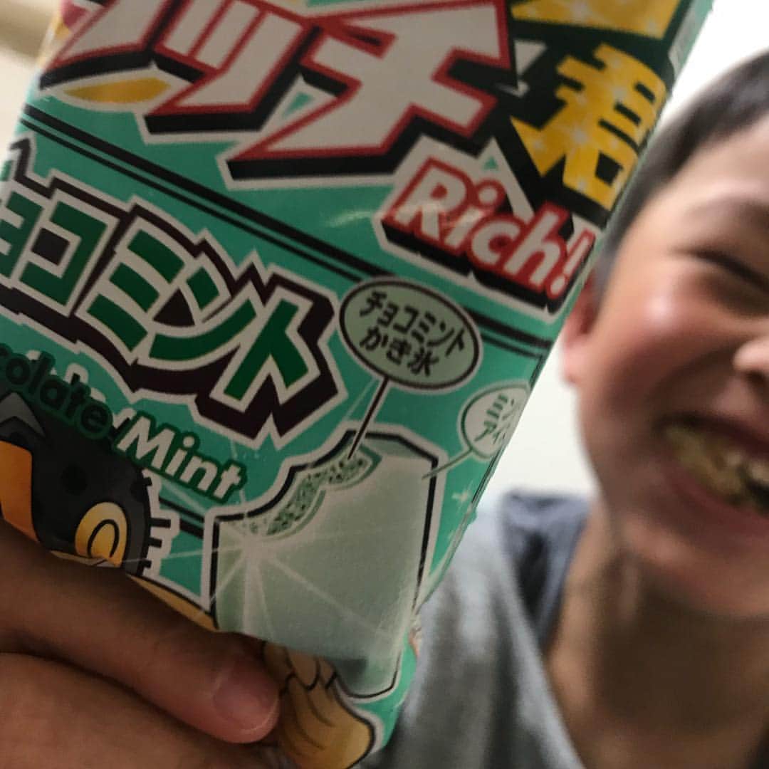 中川パラダイス のインスタグラム：「でたよ！でたよ！  待ってましたよ！  うまいやん！ 定番化してね なくならないでね ガリガリ君リッチのチョコと同じくらい衝撃的よ」