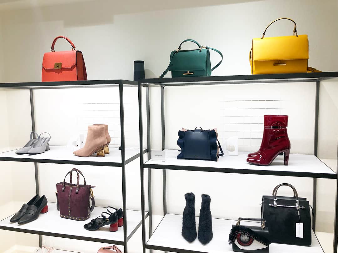 のインスタグラム：「. . CHARLES&KEITH  @charleskeith_jp  FALL 2018 展示会 . 可愛いのがいっぱいで パンプスとブーツと鞄をオーダーしてきちゃった。 チャールズアンドキースって、 毎回えって驚くほどお値段がお手頃なの。 まだ夏前だけど、すでに秋が楽しみ♪ . #charleskeith_jp #チャールズアンドキース」