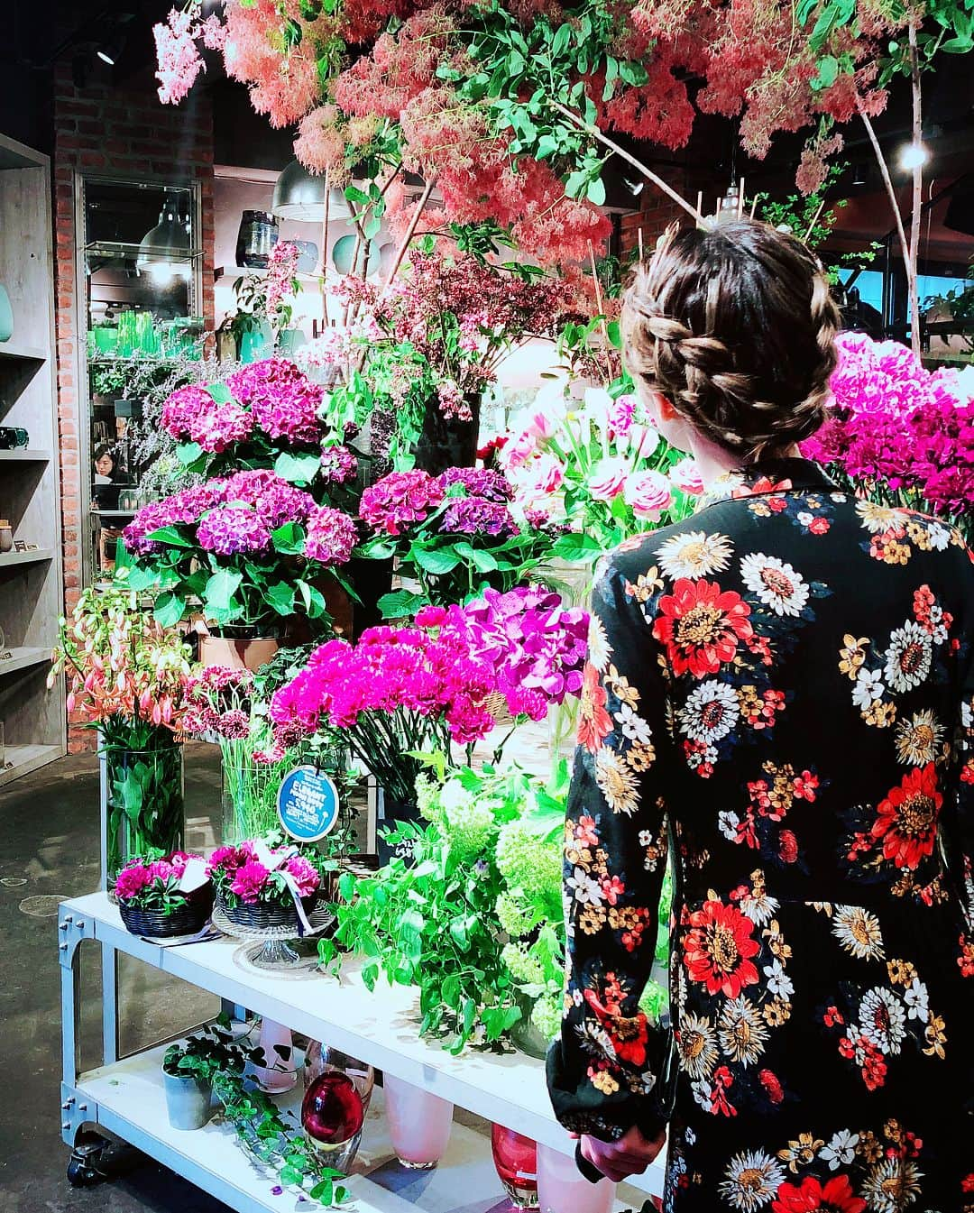 ダレノガレ明美さんのインスタグラム写真 - (ダレノガレ明美Instagram)「お花屋さんさん大好き☺️💐」5月15日 15時59分 - darenogare.akemi