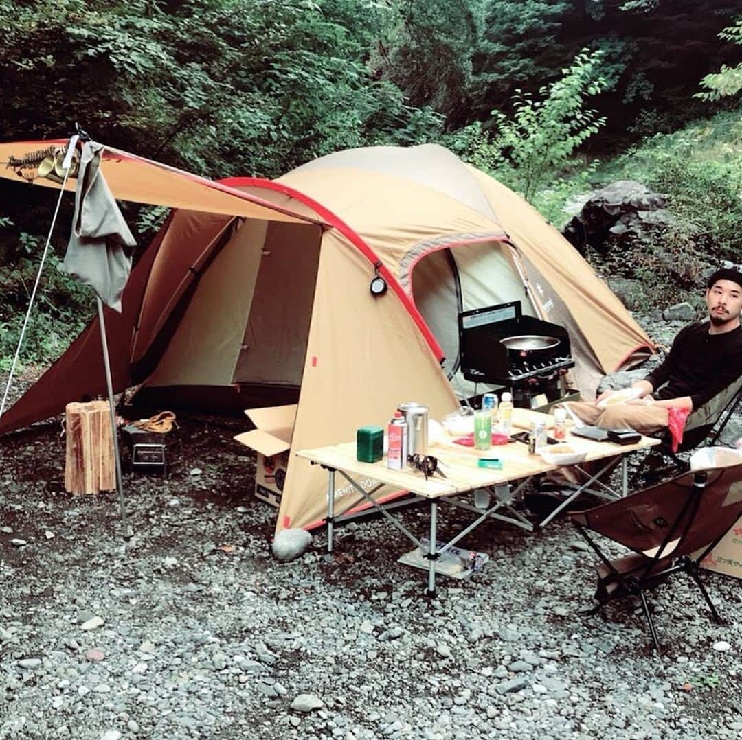 suzukuri さんのインスタグラム写真 - (suzukuri Instagram)「【Livin' BASE-愛用キャンプギアで空間づくり-】 GO OUTと開発したこの家のコンセプトは「基地のような家」。 . キクチさん、マクウチさんがBASEを活用したら… ランタンなどのギアをたくさん飾れる大きな空間「BASE」に愛用のギアを飾って山小屋のような秘密基地が完成。 何気ない暮らしのなかにも、こだわりのアウトドアグッズが主役に。 . こだわりのギアを眺めたり、キャンプと日常の垣根がない空間で過ごす時間は、至福のひとときです。 @makuuchidesu  @nuruite . . ▶︎Livin’ BASE 特設ページはプロフィールのリンクからどうぞ @suzukuri.official . . #goout #livinbase #リヴィンベース #基地 #base #アウトドア #キャンプ #秘密基地 #山小屋 #キャンプギア #GOOUTな人生 #愛用キャンプギアで空間作り」5月15日 16時44分 - suzukuri.official