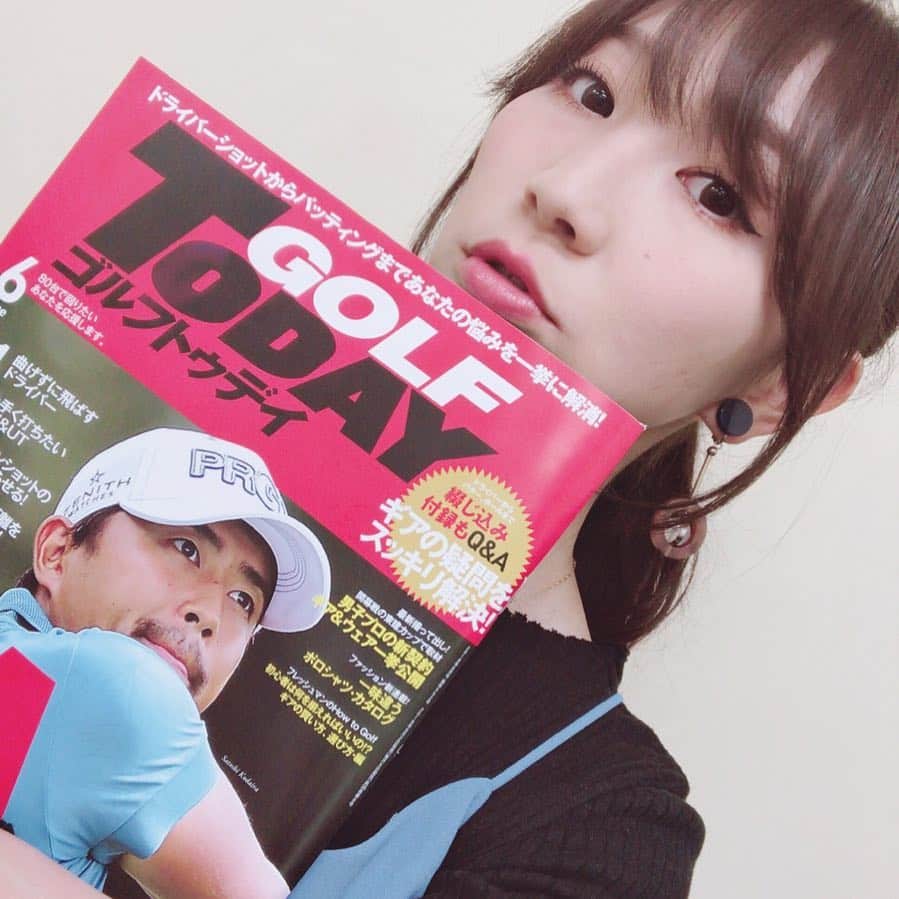 渡辺順子さんのインスタグラム写真 - (渡辺順子Instagram)「#golftoday #6月号 好評発売中です⛳️ GTバーディーズの特集ページには TEAM Fの新人ちゃん達のことが載ってますよ🏌️‍♀️✨ ・ @golftoday_birdies でもデビューに向けた猛特訓の様子が掲載されてるので、是非チェックしてみて下さいね💛 ・ 最近は打ちっぱなしに行ったり、 こっそり自主練してるんですが… 気がつくと前体重になってたり、クロスに入ってたりと悪い癖がおかえりなさいしてるので😭 やっぱり先生のアドバイスは偉大だ✨と身に染みてます😂 今週のGTBカップも頑張ります！！ ・ ・ #gtバーディーズ #GTB #golfgirl #golfstagram #golfr #golf #golflife #⛳️ #🏌️ #🏌️‍♀️ #japanesegirl #japanese #golffitness #golflessons #ゴルフ #ゴルフ女子 #ゴルフ⛳ #ゴルフバカ #打ちっぱなし  #渡辺順子 #なべじゅん #美スィング研究家」5月15日 16時48分 - nabejun_room