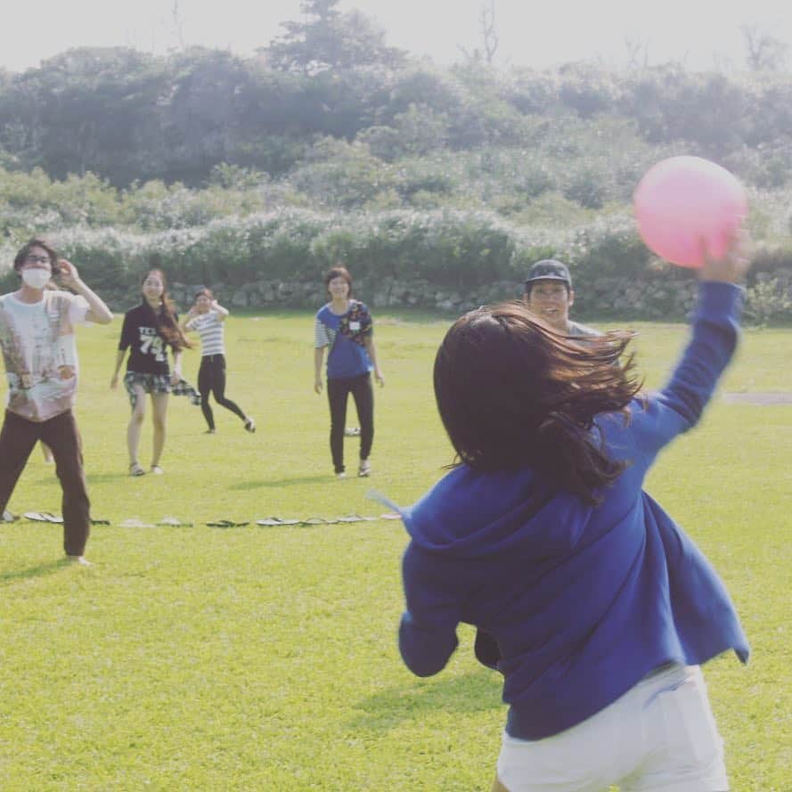 沖縄県北部から始まる出会いの場＠北からゆいまーるのインスタグラム：「・ ・ みんなで外でドッジボール〜 ・ ここで#豆知識 ドッジボール（dodgeball）は、子供の顔くらいの大きさのボール（多くはバレーボールなど）を使い、敵にボールをぶつけるスポーツまたはゲーム。多くは2つのチームに分かれて大人数で行う。漢字では避球または飛球と表記する。・ ———————————————————— #北からゆいまーる では、県内・県外・海外がつながる#イベント が盛りだくさん^ ^ あっ、こちら沖縄県の北部ですw あなたの到着に合わせてウェルカムパーティーも開催できます‼︎ イベント情報やご連絡は公式LINEよりお問い合わせください。 LINE@→＠vuv7701nより @マークもお忘れなく‼︎ ・ ホームページはプロフィールのURLをご確認ください(^^) ———————————————————— ・ #お酒 #料理 #ホームパーティー #ドッジボール #ケータリング  #おうちごはん #ワイン #party #partytime  #沖縄 #Okinawa#partying#民泊 #crazy #partypeople #happynight #fridaynight #saturdaynight  #nightlife #partyhard #instaparty #partyy #partyyy #okinawagram #instagood #photooftheday」