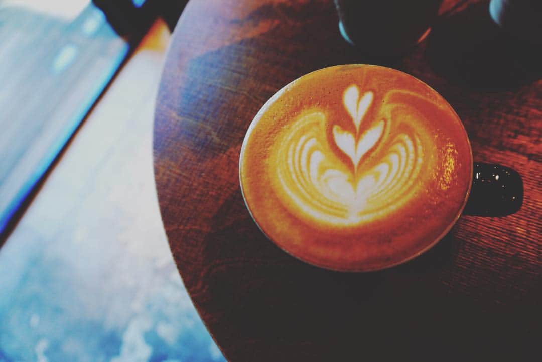 SORAXNIWAのインスタグラム：「D5-15 ▷Latte art Experience ラテアート体験会開催のお知らせ！ . . 来週月曜の夜🌃 5/21に当店のスタッフによる ラテアート体験会を行います✨ . . . 日程: 5/21(月) 時間: 19:00-20:30 約90分 場所: ソラトニワ原宿店 人数: あと5名様まで[予約制] 金額:¥2.160(税込)お一人様 | | | 初心者の方でも大歓迎です◎ 気になった方、興味のある方はコメントやDMまたはこちらまで📞 (☎︎03-6804-1680) . . . . . #retrip_cafe_東京 #tokyocafe #harajuku #原宿カフェ #wifi #電源カフェ #latte #latteart #experience #workshop #ラテアート #cobigelow」