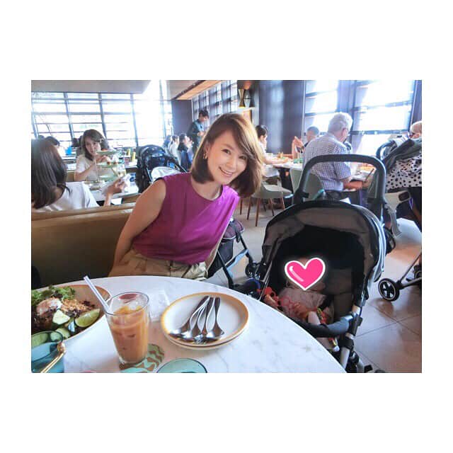 のインスタグラム：「今日も暑かったー💦 親友親子と定例のランチ会😊👶 #最近女性好きが止まらない息子 #今日もレディーに迫りまくる #写真もレディーへ熱い視線 #母は将来が心配 #生後6ヶ月  #babyboy #ママランチ #同級生ベビー」