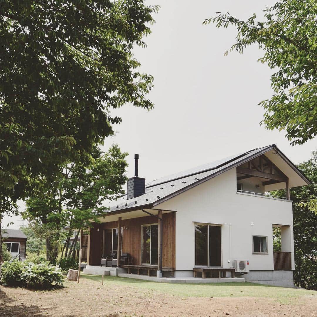 美し信州建設のインスタグラム：「佐久市 A様のお住まい 緑に囲まれて暮らす生活。 鳥のさえずりに耳をすませ、頬をかすめる風を楽しむ。 都会の喧騒を忘れる自然の暮らし。  #美し信州建設#上田市#木曽桧#長野県#マイホーム#インテリア#新築#家#工務店#リノベーション#住宅#設計#注文住宅#自由設計#無垢材#木の家#田舎暮らし#建築家#施工事例#週末ハウス #住まい#ショールーム#自然素材#健康住宅#エコ住宅#interior#マイホーム計画#house#木曽ひのき#」