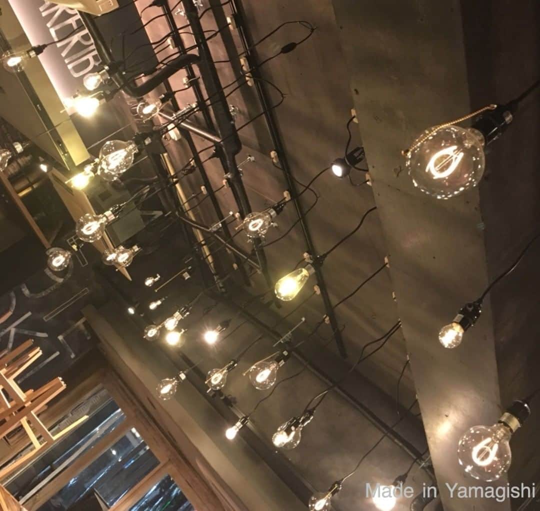 株式会社 山岸工務店のインスタグラム：「#yamastagram﻿ 『ニクバルダカラ名駅三丁目Pic②』﻿ ﻿ インテリアは全てを言う。﻿ ﻿ それは天井の電球とて当たり前。﻿ ﻿ あえてむき出しにすることで開放感を与えるインテリアとなっている。﻿ ﻿🌏 #yamastagram ﻿ "ニクバルダカラ excellent station three orders eyes Pic ②" ﻿" ﻿ The interior says all. ﻿ ﻿ As for it, electric bulb of the ceiling is natural. ﻿ ﻿ It becomes interior to give a feeling of opening by baring it daringly. ﻿ ﻿#withlifes」