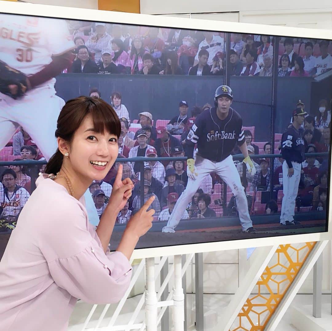 のインスタグラム：「本日は野球の生中継のため、番組も少し短い放送でした。ホークス応援しましょー！  #ももち浜s特報ライブ  #ソフトバンクホークス #ギータ先生 #ももスポ #もう1頂  衣装は#powdersugar」