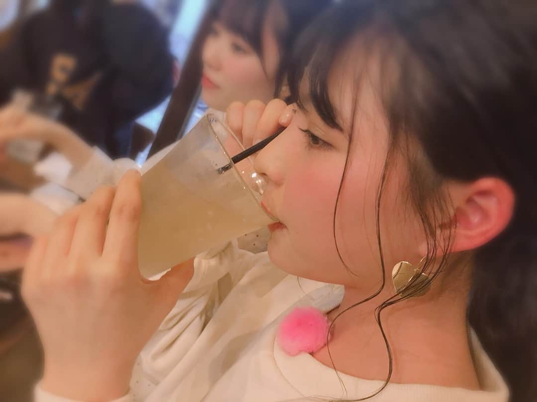 山本茉央のインスタグラム：「. . . 耳が真っ赤🤭🥂 このお酒飲みやすくて 凄かった！！！ シャリキンってお酒 . . #hkt48 #特典映像#11thシングル #さく旅 #お酒 #楽しかった #東京」