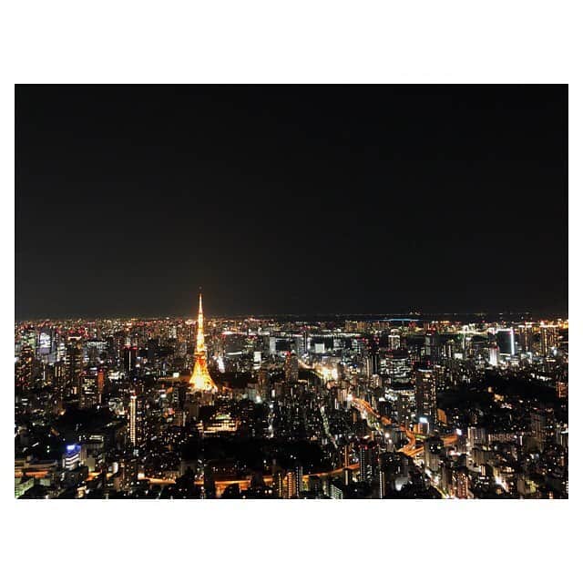 石川恋さんのインスタグラム写真 - (石川恋Instagram)「本日ラストカットは息を呑むほど綺麗な東京の夜景とともに🌃TOKYO GIRL✨✨8月号の発売が今から楽しみ！その前に今月号と7月号もよろしくお願いします💜#CanCam #shooting」5月15日 22時35分 - ren_ishikawa