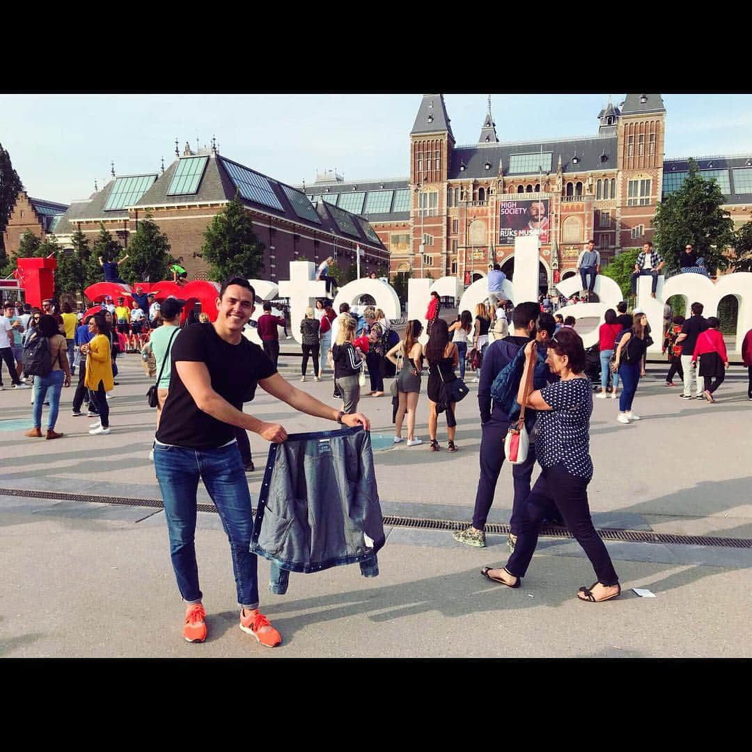 ハイメ・ヒメネスのインスタグラム：「Seguimos explorando este maravilloso lugar llamado 🌍 🇳🇱 🚲🥞🧀 🍺 💎🔝 #travel #lifestyle #amsterdam #city #diamons #bicycle #cheese #pancakes #beer #heineken #monument #rembrandt #vangogh #anafrank #musseum #canals #torero #valdepeñerosporelmundo」
