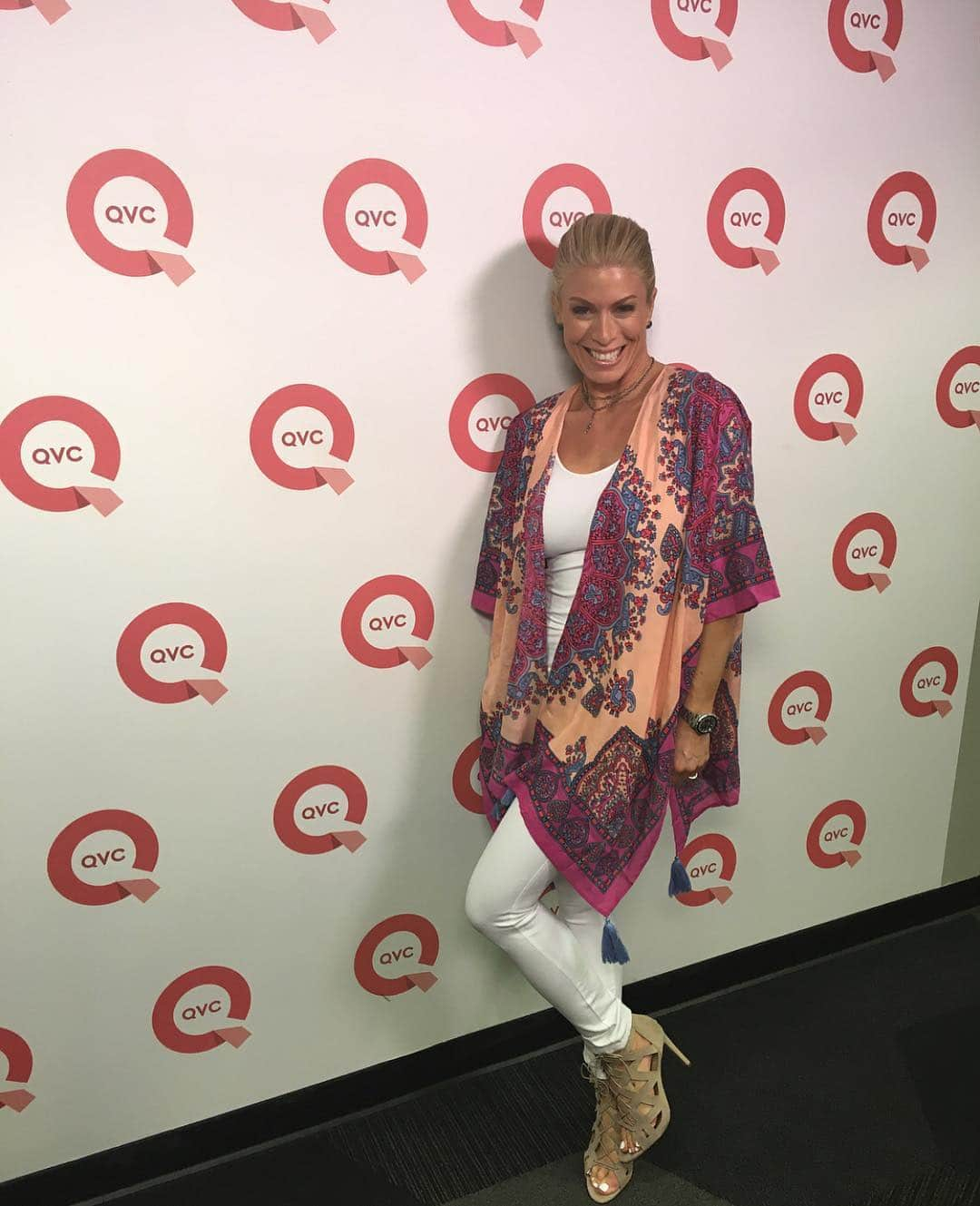 セオドラ&カラムのインスタグラム：「We’re back on @qvc! Don’t miss T&C Printed Ruana’s at 10 pm PST! Link in bio to shop. [#regram our ultimate style icon @jillmartin]」