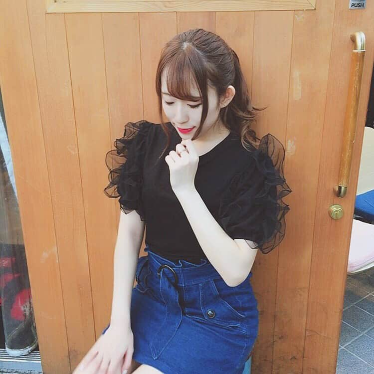 坂井古都のインスタグラム：「今日はひこにゃんとご飯を食べに行ってたよ☺️💓💓 ひこにゃんがブランド作ったので一緒に頑張ってた仲間の紹介するね💗💗 @Millea_official_ って言う本当に可愛いブランドです！！ もうすぐ5/18〜ラフォーレにもポップアップショップで出店するみたいだから遊びに行くんだ💛この黒のお洋服可愛い✨✨ . #Milleacode #きょコ #今日のコーデ #韓国通販 #韓国ファッション #オルチャンファッション #オルチャンメディア #셀카 #셀스타그램 #팔로우미 #팔로우환영💕 #하트뿅 #좋아요반사 #좋아요 #좋아요👍🏻#韓国ファッション #韓国コスメ #韓国メイク #韓国情報 #pink」