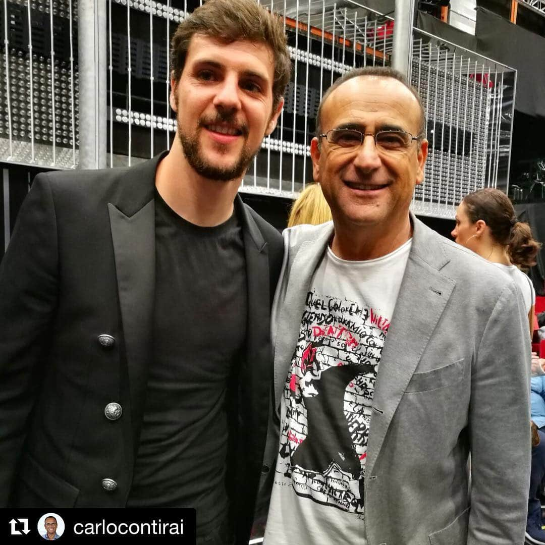 マッティア・デストロのインスタグラム：「Grazie Carlo per l’ospitalità! 📺 #LaCorrida  I BOMBER allo SBARAGLIO! 😂 . #Repost @carlocontirai with @get_repost ・・・ Che bomber !!! Ps quello con la giacca grigia !!!!! #mattiadestro」