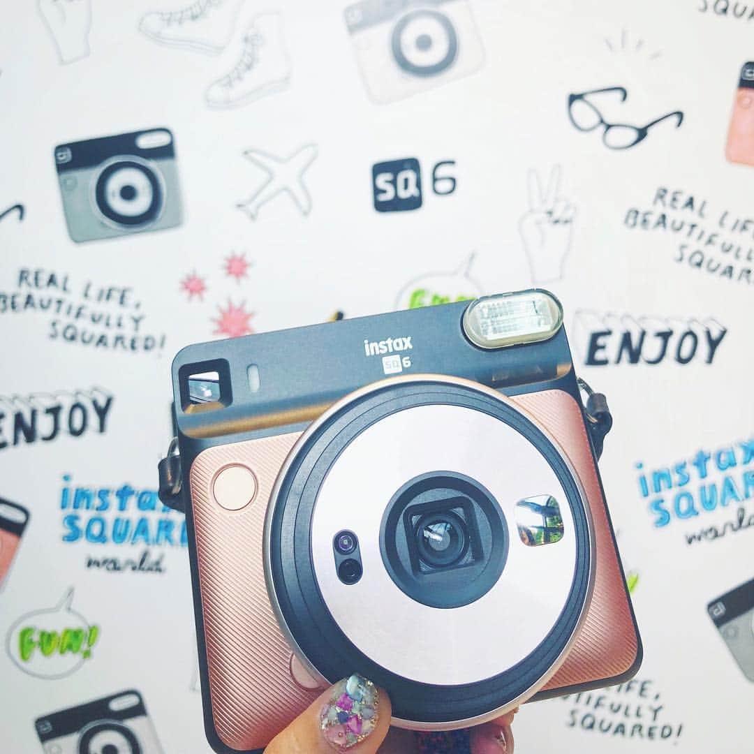 石野千尋のインスタグラム：「New 📸  #instaxSQUARESQ6 !! It’s a square format ◻︎◻︎◻︎ . チェキの新作、ましかくが出ました👀 待ってたよー‼️ . 今日の新作発表会では @walnut_illustration デザインのフォトブースで、撮影を担当させていただきました。大好きなカメラにこうやって携われて嬉しい限りです。たくさんの方にお越し頂き、私も撮っていて楽しかったです。どうもありがとうございました🙂 . ボディは3色。丸いフォルムが可愛いくて持ちやすいよ👏 . レンズ横にちょっと私が写り込んでいますが、これは自撮り用のミラー。明るさの調節やマクロモードもあり、二重露光も楽しめちゃう！フラッシュにつけるカラーフィルターは、なんと3色もついてる！使い方次第で、いろんな遊び方ができるカメラ📸 軽いので、旅にもとってもオススメです ✈︎✈︎✈︎ #instaxSQUARESQ6 は、5月25日発売 ☀️ . #instaxsq6 #instaxSQUARESQ6 #instax #cheki #filmcamera #film #square #6  #walnut #photobooth #photographer #reallifebautifullysquared #FUJIFILM #チェキ #フジフイルム」
