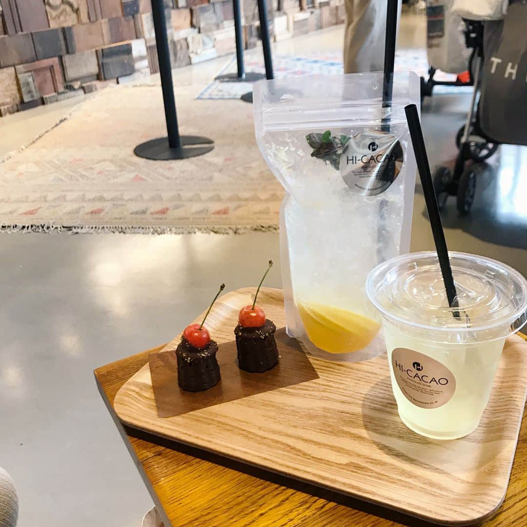 のインスタグラム：「. @hicacao.jp 🍒 ぴらちゃん(@pira1002 )と行った気になってたカフェ☀︎ このさくらんぼが乗ったチョコレートのカヌレ(ブラウニーみたいだった)が美味しすぎた♡♡ . #hicacaochocolatestand #代官山 #代官山カフェ #チョコレート #mina_カフェ」