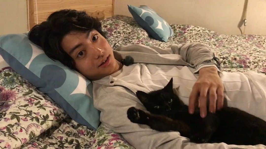 伊藤健太郎のインスタグラム：「裏もふっ . 6/16（土）深夜3時の健太郎のオールナイトニッポン0、会いたかったMOROHAのお二人が登場！ 健太郎にどんな言葉をくださるのか？ お楽しみに！ . @aoao_tt_  #aoao  #健太郎  #もふもふモフモフ  #健太郎ANN0 #MOROHA  #ムビふぁぼ  #ドライブヘッド  #シンカリオン  #LIFE  #ルームロンダリング  #G健太郎 ‬‪ #デメキン  #覚悟はいいかそこの女子  #コーヒーが冷めないうちに  #今日から俺は‼︎ #ういらぶ  #アシガール  #若君 ‪」