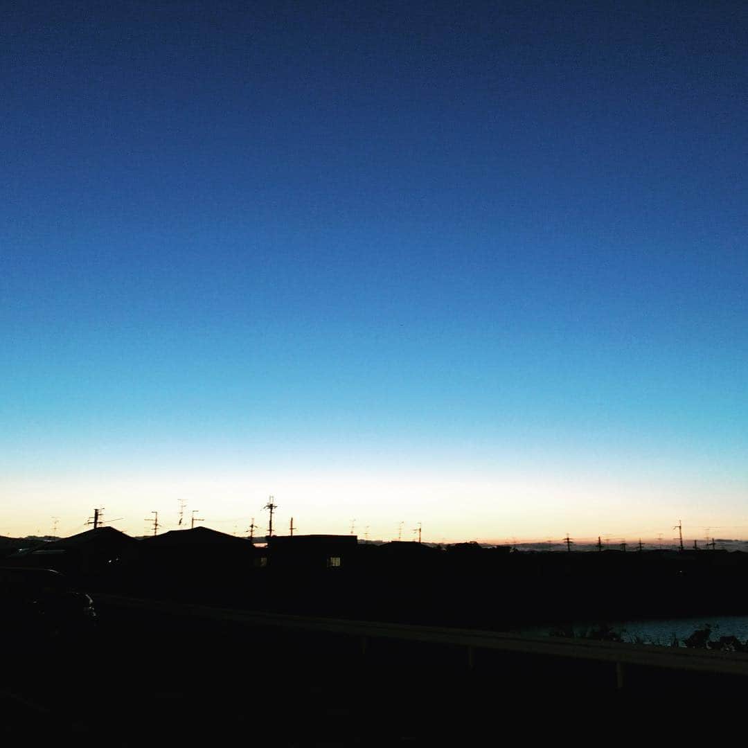 中川政七商店さんのインスタグラム写真 - (中川政七商店Instagram)「今日の奈良は、とても穏やかないい天気で、お昼休みの散歩もとても気持ちよかったです。帰りは、ちょうど良いタイミングの時間で、空の色が綺麗でした。 奈良の空は広いですね。 . #中川政七商店  #空の写真  #会社の駐車場 からの景色 #夜空 #マジックアワー #夕暮れ時」6月14日 0時19分 - nakagawamasa7
