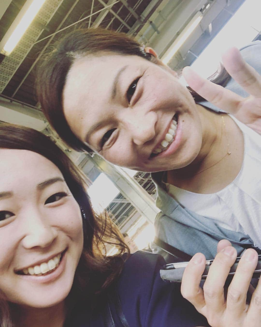 馬渕智子さんのインスタグラム写真 - (馬渕智子Instagram)「東京へ仕事へ行く途中に、山根と駅のホームで会いました✨ 同じ新幹線の隣の車両✨ さゆたんは高崎でやっているJAPAN合宿の取材だそうです💕 世界選手権に向けてソフトボール盛り上げていきましょ〜✨ 声かけてくれてありがと💕 頑張ってきてねー✨ #softball #ソフトボール #世界選手権 #2018 #名古屋駅 #こっちの写真は加工バッチリ」6月14日 9時03分 - mabusato25