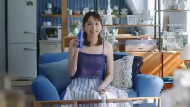 新垣結衣　ファンアカウントのインスタグラム：「雪肌精新CM  透明感  美しい😍😍 皆さんはガッキーのCMの中で何が1番好きですか？💕 #新垣結衣#ガッキー#新垣結衣ファンと繋がりたい #雪肌精」