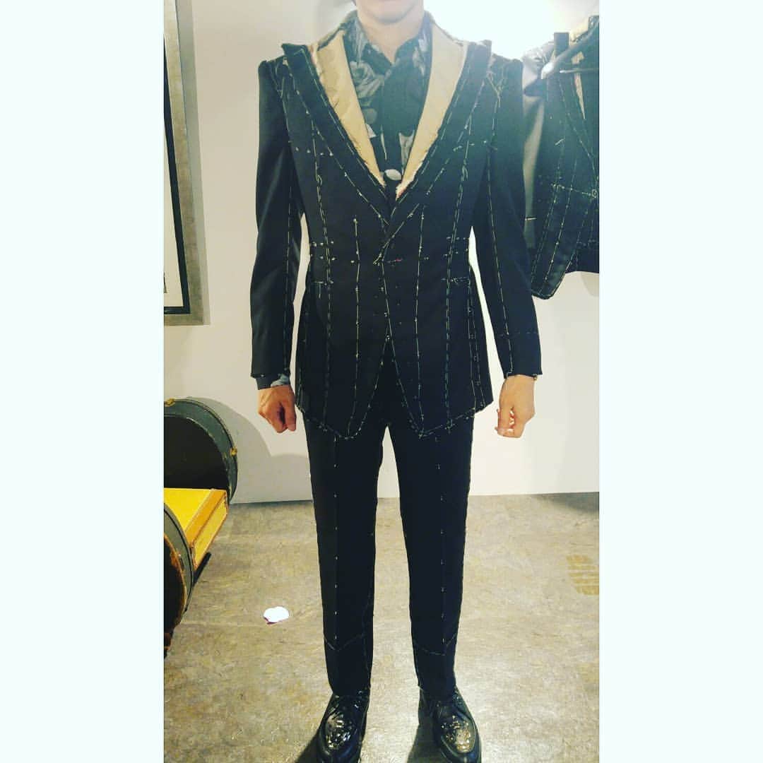 信國太志のインスタグラム：「1st fitting #bespoketailoring #bespoke #tailor #suits #tailoring #tailored #taishinobukuni」