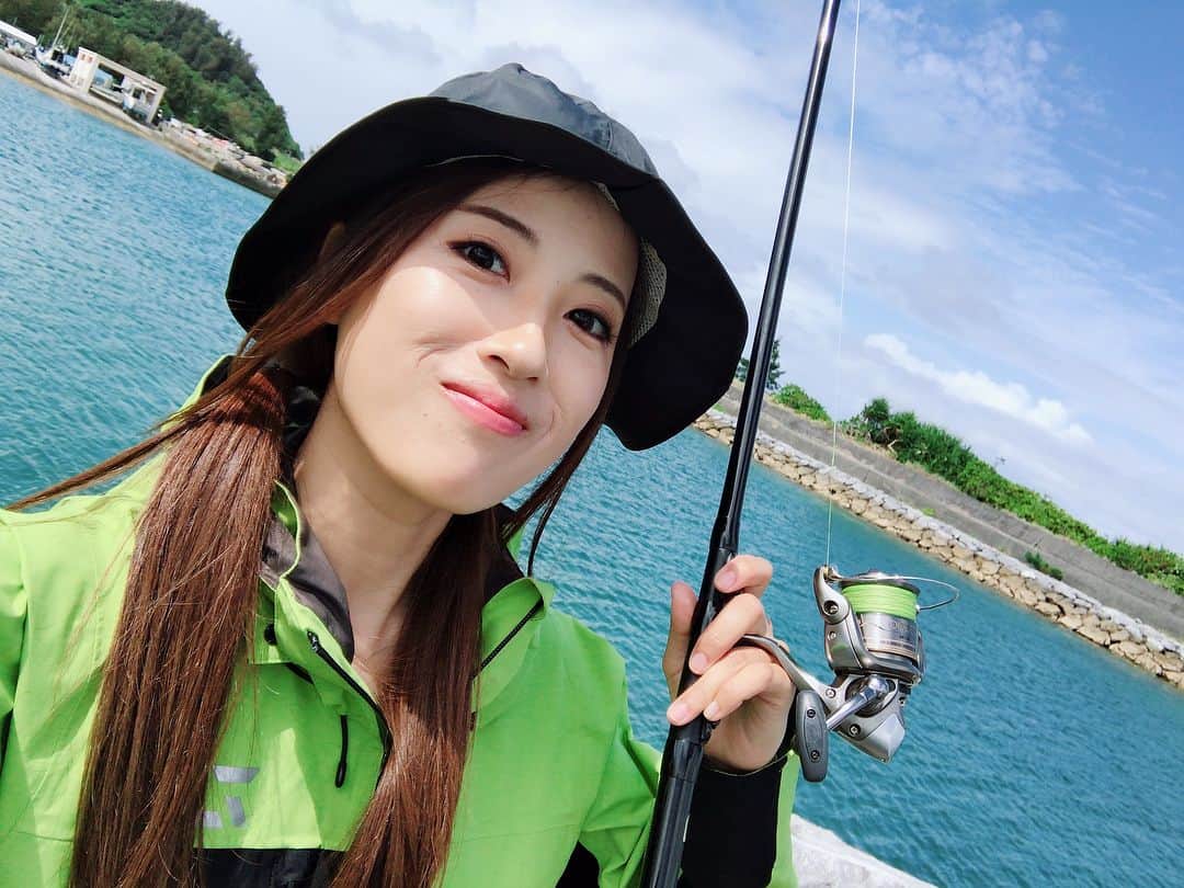 岡田万里奈さんのインスタグラム写真 - (岡田万里奈Instagram)「水着じゃなくてすみません。笑 昨日今日と沖縄は台風で、船が出れなかったので陸っぱりで。 現地で買った150円のポッパーが活躍…しませんでした。笑 #釣りバカ #釣り人 #釣りガール #釣り女子 #fishing #angler #fishinggirl  #オカマリ #オカマリが釣ってきた」6月10日 10時36分 - lovendor_okamari