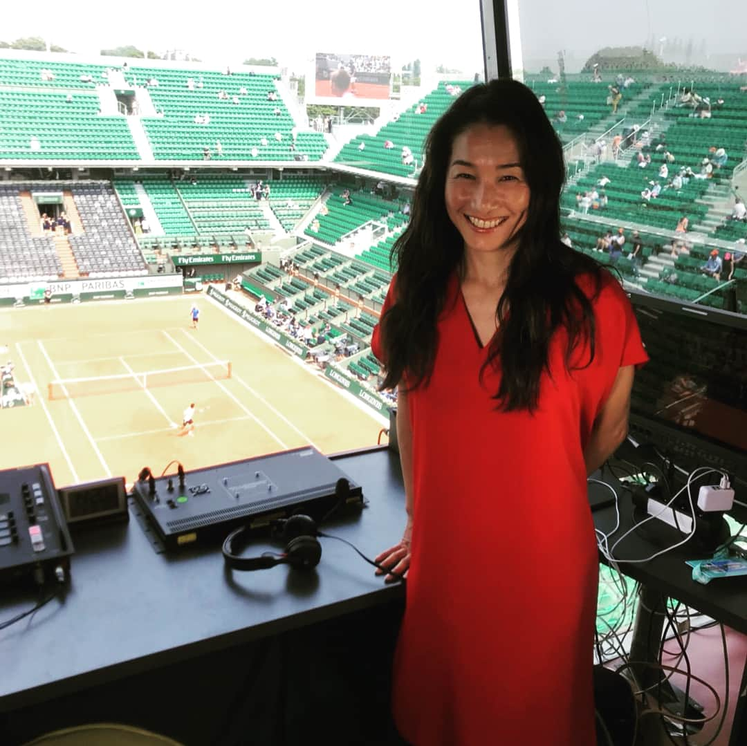 伊達公子さんのインスタグラム写真 - (伊達公子Instagram)「RolandGarros14日目 女子決勝をWOWOWで解説。ハレプvsスティーブンスの素晴らしい決勝でした！ #伊達公子 #kimikodate #rolandgarros2018 #rolandgarros #rg18 #wowowテニス #wowow #frenchopen #frenchopen2018 #paris #パリ #ローランギャロス #ローランギャロス2018 #テニス #テニスプレイヤー #tennis #tennisplayer #フレンチオープン #フレンチオープン2018 #全仏オープン #全仏オープン2018」6月10日 3時00分 - kimiko.date