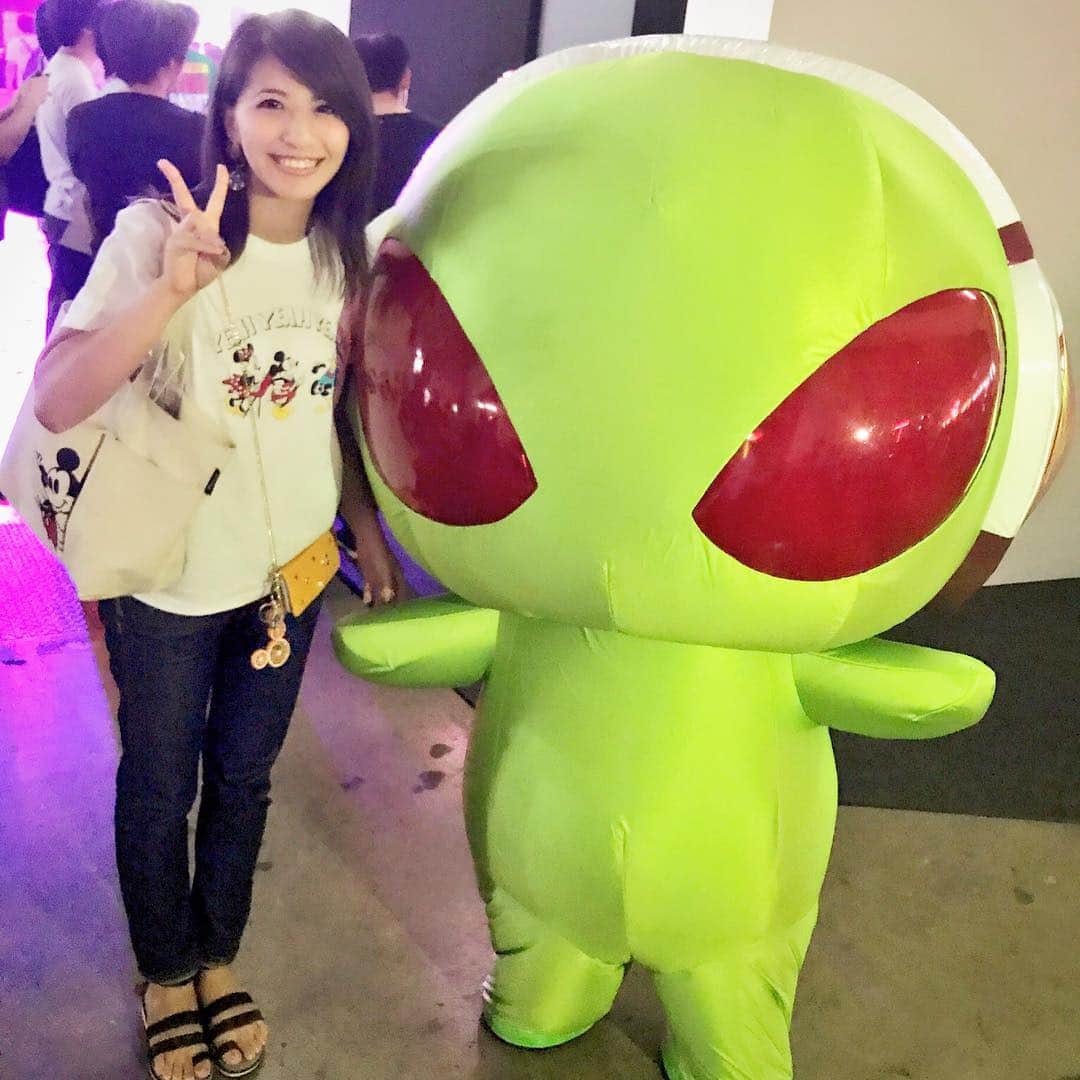 矢部あやのインスタグラム：「去年撮ったエイリやん♡ きぐるみはみんな大好きです！！ ・ #ユニバカーニバル2017 #ユニバカ2017 #エイリやん #着ぐるみ」