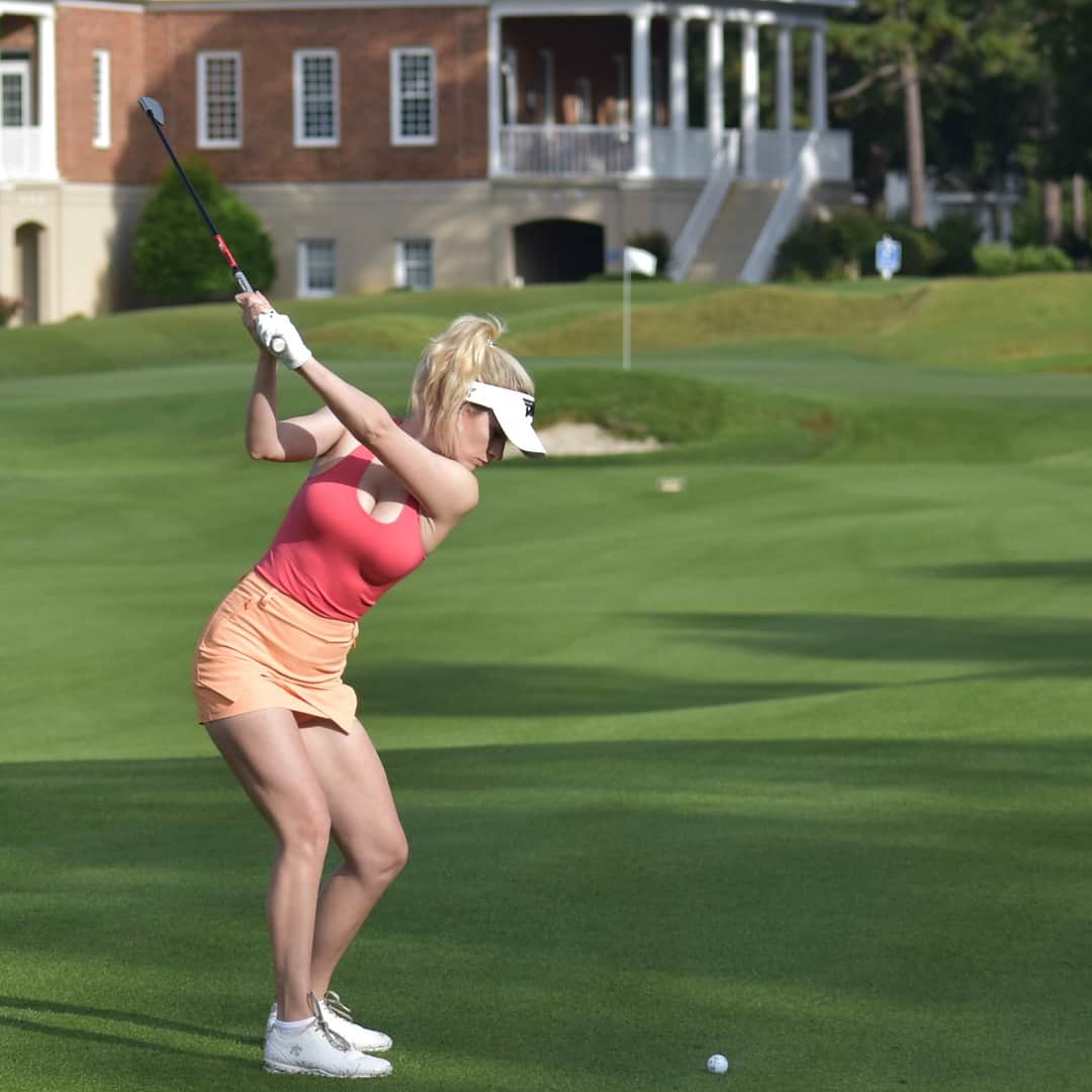 ペイジ・スピラナックさんのインスタグラム写真 - (ペイジ・スピラナックInstagram)「Swing series. See the shot, set up, wind up, then pray to the golf gods😂😅 What’s the most memorable golf shot you’ve ever hit?」6月10日 7時21分 - _paige.renee