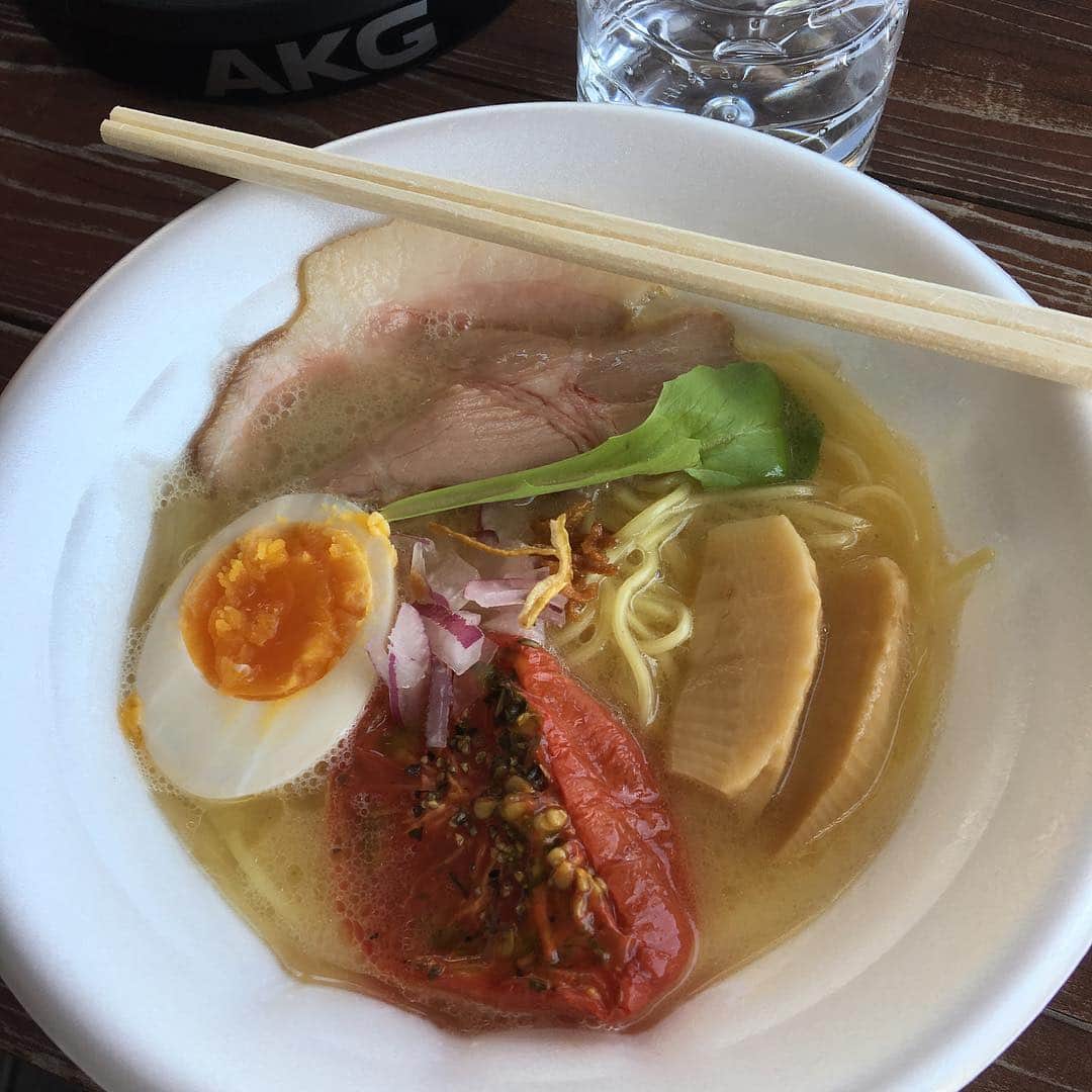 松本誠治のインスタグラム：「そして、こちらは「ラーメンやんぐ」の「BEACH TOMATO NOODLE」。これは昨日の白浜フラワーパークでしかやってないのかな？鶏白湯を濃厚に。トマトを大きく切って、チャーシューは真空調理してる感じでした。うまみーーー！！！麺はストレート！！！これはレギュラーであると良いのでは？生意気言ってすいません。めちゃ美味かったす！位置は白浜になってますが、実際にお店は伊豆箱根鉄道三島田町駅前にあるそうです。」