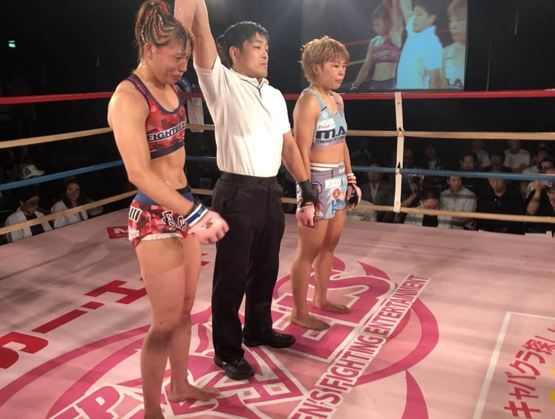 渡辺華奈さんのインスタグラム写真 - (渡辺華奈Instagram)「DEEPJEWELS20 判定2-0で勝つことができました。 とりあえずホッとした気持ちです。 内容的には進化した姿も見せることができず、良いものではありませんでした。 奈部選手本当に強かった。 負けてもおかしくなかった。 とにかく勝ちたいという気持ちだけは負けずに最後まで戦う事だけを考えていました。 試合が決まってから練習で不安でほぼ毎回泣いていました。 直前も不調な気がして気が気じゃなかった。 華やかでもなく実力も全然まだまだ。 これが今の私の実力です。  ここからまた格闘技とちゃんと向きあい頑張っていきます！！ こんなにもSNSの返信、メッセージ、ラインで応援メッセージを返していただいて感謝でいっぱい！ 応援してくれてる方がいるから頑張れる。 ひとつひとつが身に染みる！ 渡辺強くなったって思われるようにまた頑張る！！ みなさん活力をありがとうございます！ 対戦してくださった奈部選手、ありがとうございました！！ #deepjewels  #女子格闘技 #mma #総合格闘技」6月10日 8時53分 - kana_0821