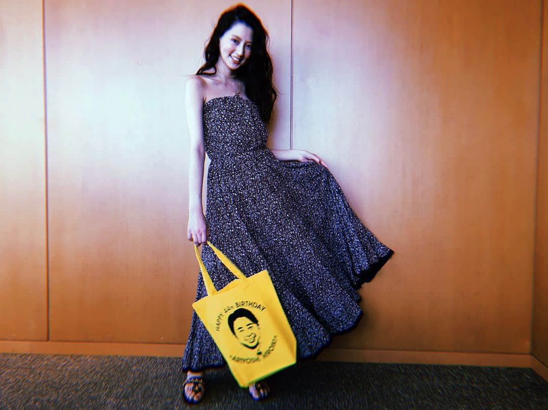 河北麻友子さんのインスタグラム写真 - (河北麻友子Instagram)「💛💛💛💛💛 FASHION  DRESS: Mariha SANDALS: Chanel #FASHION #OOTD #麻友コーデ #有吉トート  #一緒に笑ってくれてる」6月10日 21時06分 - mayukokawakitaofficial