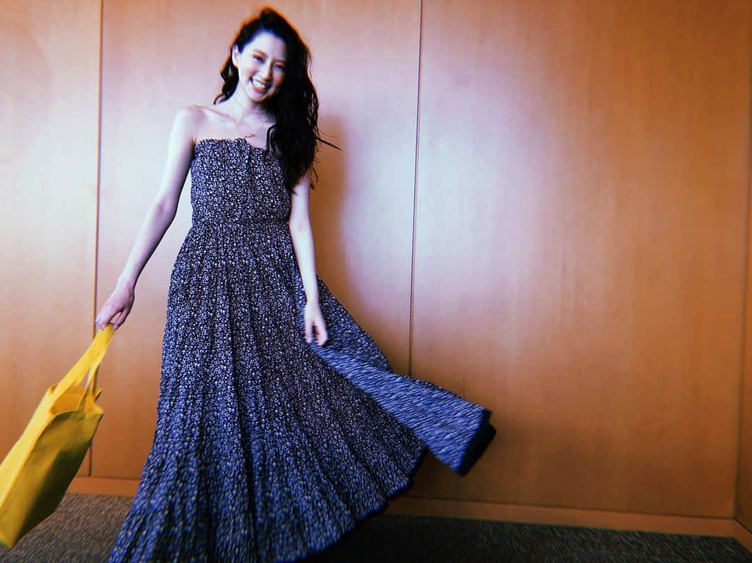 河北麻友子さんのインスタグラム写真 - (河北麻友子Instagram)「💛💛💛💛💛 FASHION  DRESS: Mariha SANDALS: Chanel #FASHION #OOTD #麻友コーデ #有吉トート  #一緒に笑ってくれてる」6月10日 21時06分 - mayukokawakitaofficial