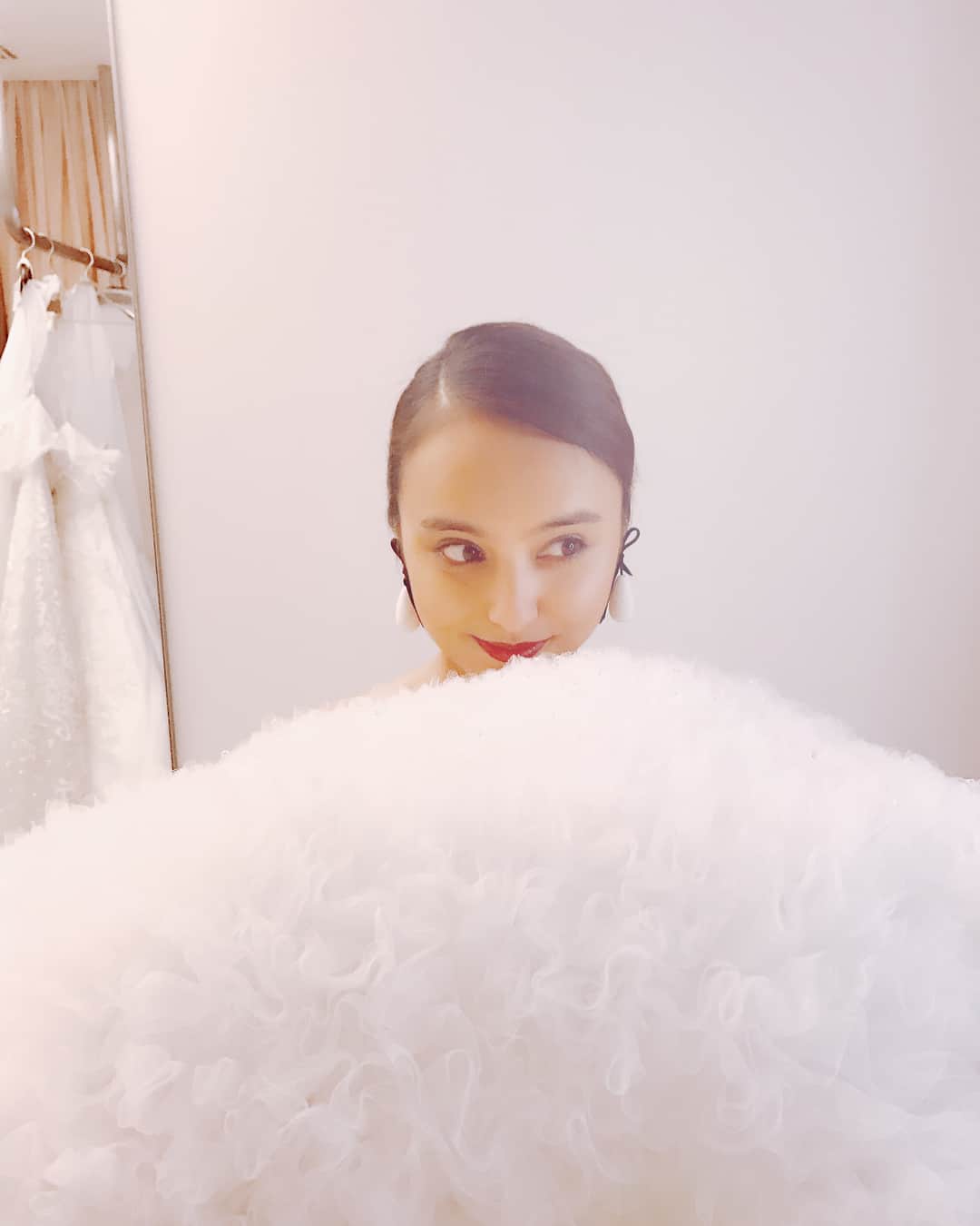 のインスタグラム：「ロングドレス着て 移動するとき持って歩くんだけど こんなにボリューミーなのは初めて❤️笑  #石田ニコル #wedding #shooting#撮影現場の裏側#こんなかんじです」