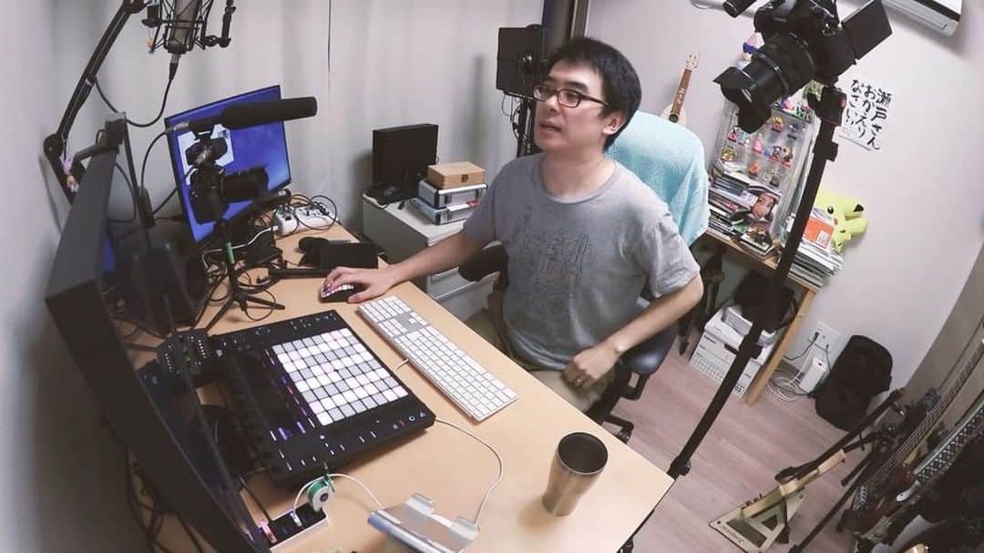 瀬戸弘司のインスタグラム：「フィンガードラムの練習中。ちゃんとリズムをキープするのが難しい。でも楽しいから延々と叩いてる。  あと、Ableton PUSHはパッドが小さくてミスしやすいことに気づいた。パッドとパッドの間を叩いてしまうミスが結構ある。フィンガードラムするなら、パッドはデカい方がいいかも。 . Practicing finger drum. It is difficult to keep the rhythm properly. But it's fun, so I'm drumming endlessly. . Also, I noticed that the Ableton PUSH pads were small and easy to miss. I hit between the pad and the pad. If you do finger drums, it might be better if the pads are larger. . #abletonpush #abletonpush2 #fingerdrumming #abletonlive10 #bfd3」