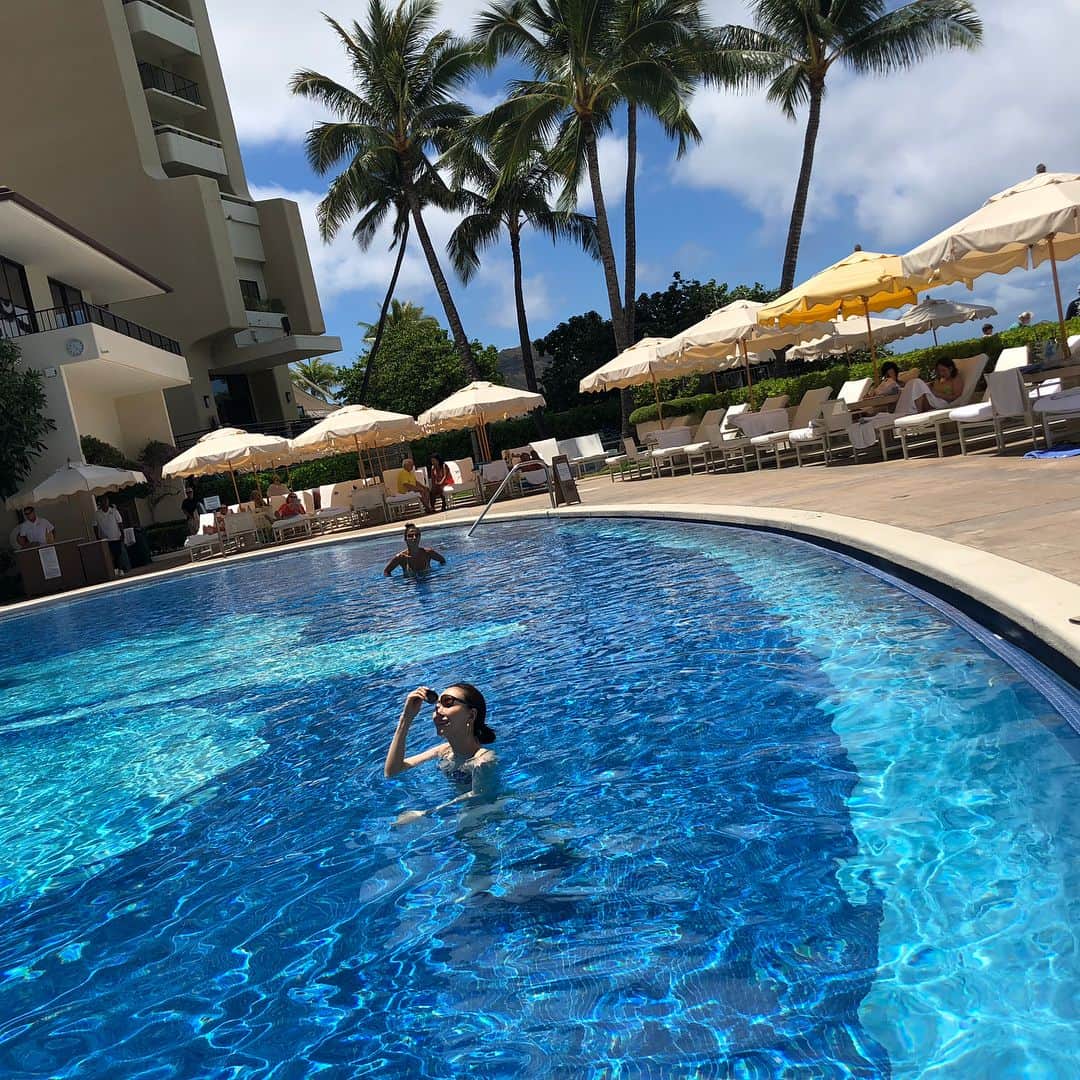 渡辺舞さんのインスタグラム写真 - (渡辺舞Instagram)「今回は海には行かずホテルのプールへ！今年も水着は@alexiastam_official 👙日焼けは嫌いだけどプカプカ水の中気持ちよかった〜〜🐳」6月10日 20時19分 - maipu0125