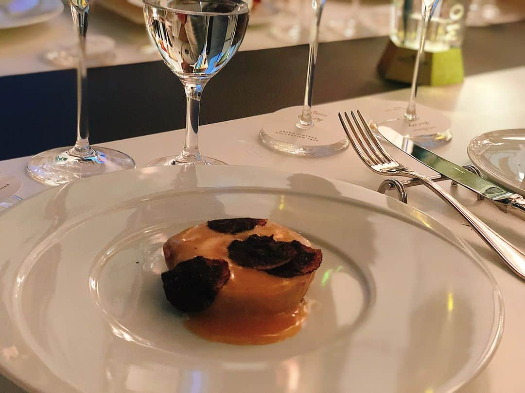 chayさんのインスタグラム写真 - (chayInstagram)「Moët & Chandonのパーティ🥂 美味しいお料理に合わせてヴィンテージのシャンパンを飲み比べ✨名前入りのボトルも頂きました🍾 #moetmoment #moetchandon  #moetandchandon  #モエエシャンドン #モエシャンドン」6月10日 20時30分 - chay1023_official