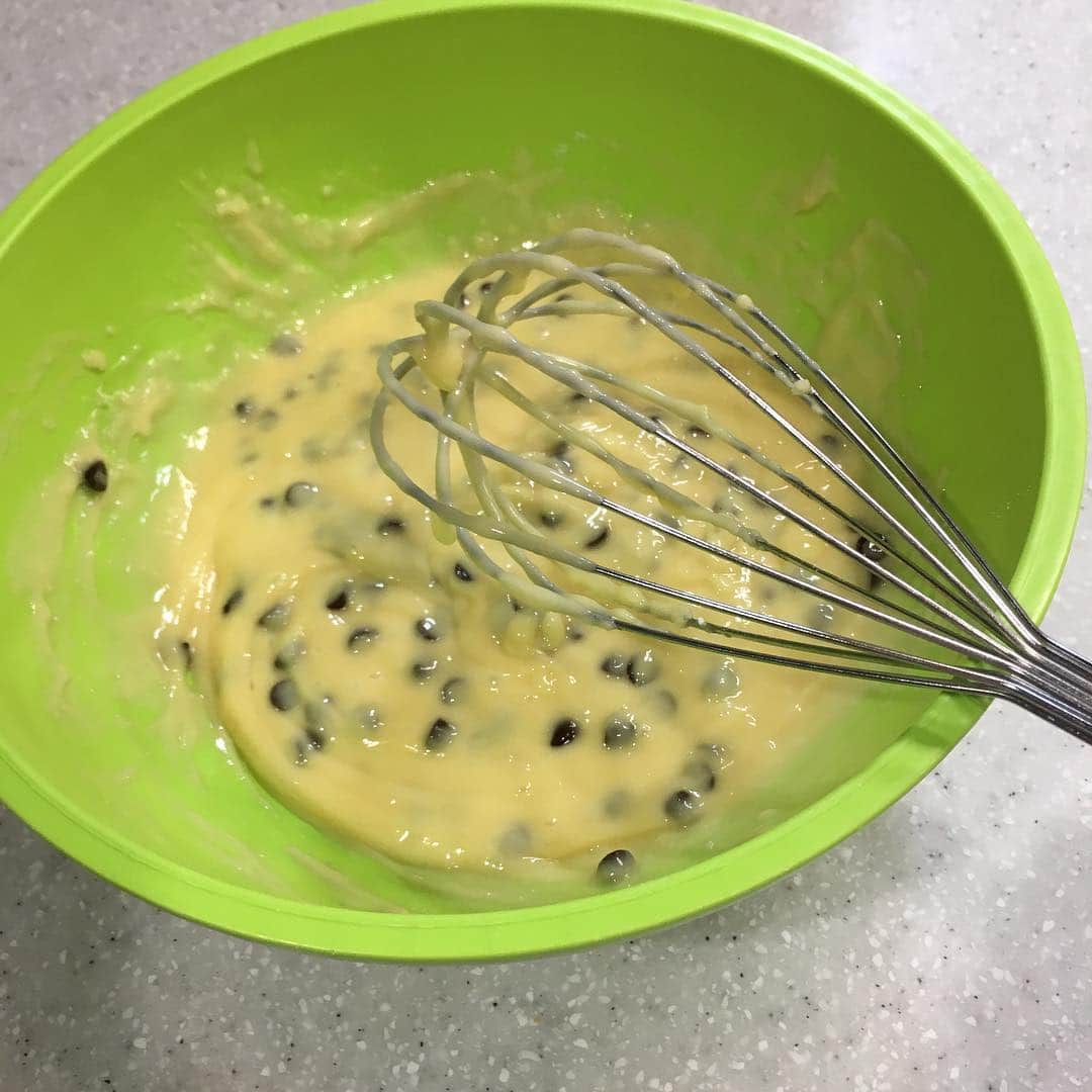 オクヒラテツコ（ぺこ）さんのインスタグラム写真 - (オクヒラテツコ（ぺこ）Instagram)「このあいだ作ったチョコチップカップケーキの作り方教えてほしいってたくさん言ってもらったので、いっちょまえにブログにのせたのでよかったら見てみてね🍪❤️笑  #sweets #cupcakes #chocolate #recipe #cooking」6月10日 20時31分 - pecotecooo