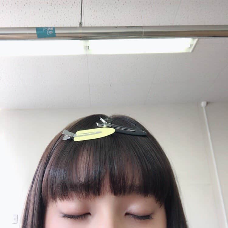 吉川愛さんのインスタグラム写真 - (吉川愛Instagram)「☺︎ 杏奈ちゃんのヘアメイクがおわった後、 必ずこのピンが２つ前髪に止まってました。 #虹色デイズ」6月10日 20時44分 - ai_yoshikawa_official