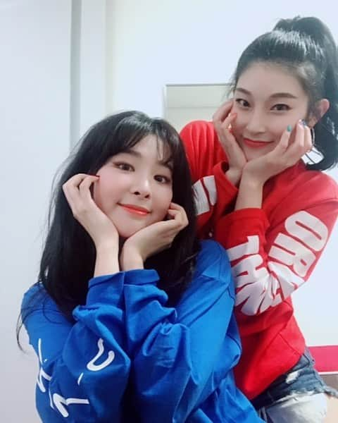 スルギさんのインスタグラム写真 - (スルギInstagram)「SEULGI - with RV's backup dancer - INFO: They're both named SEULGI 💛 #REDVELVET #레드벨벳 #SEULGI #슬기 #🐻」6月10日 13時09分 - kristiandawal29