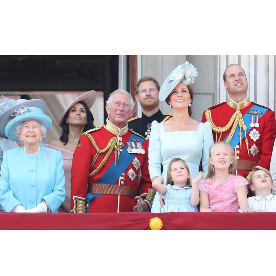 I Love Fashionのインスタグラム：「The Royals 👑 الملكة وعائلتها #troopingthecolour #katemiddleton #meghanmarkle #queenelizabeth #PrinceGeorge #princesscharlotte #princewilliam #princeharry #princecharles」
