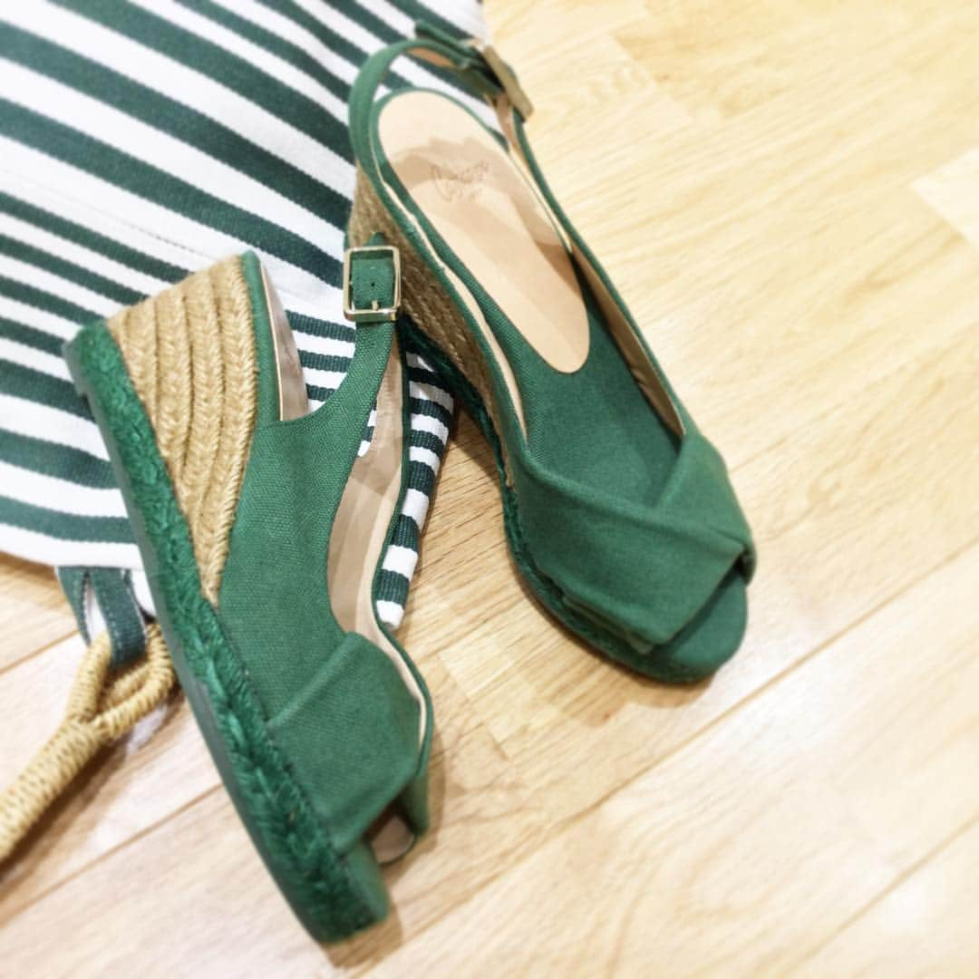 カスタネールのインスタグラム：「New color 🌴 . Model :BRIANDA Color :VERDE Price :¥21,000+tax Heel :6cm . #castaner#castañer#castanerlovers#madeinspain#18ss#newarrivals#wedgeshoes#sandals#green#tokyomidtown#roppongi#カスタニエール#春夏#新作#スペイン#サンダル#ウェッジソール#東京ミッドタウン#六本木」