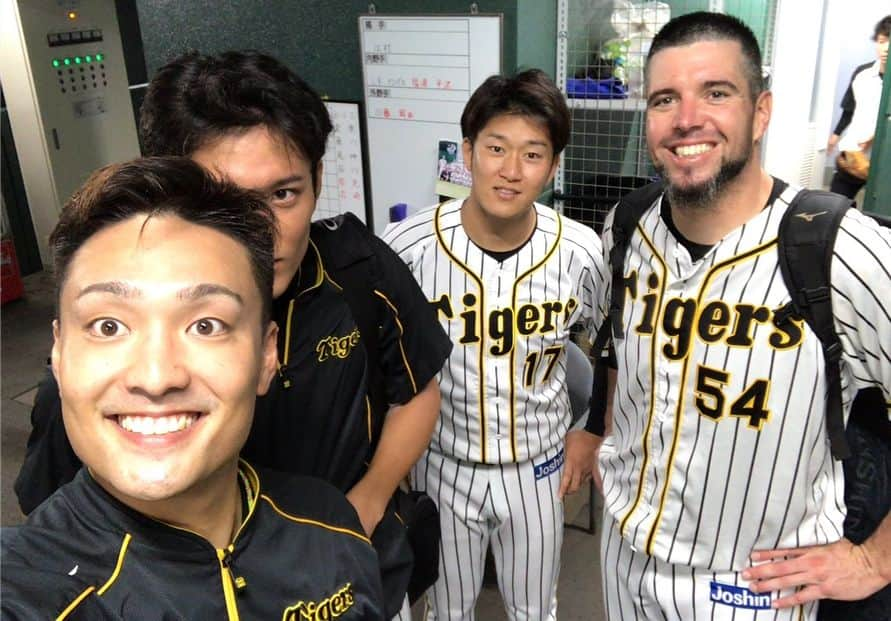 阪神タイガースさんのインスタグラム写真 - (阪神タイガースInstagram)「TORACO DAYのイベント握手会2日目！ 今日は秋山投手と岩貞選手の２人✨の予定が、急遽メッセンジャー投手と藤浪投手も参加‼️ #秋山拓巳 選手 #藤浪晋太郎 選手 #岩貞祐太 選手 #メッセンジャー 選手 #秋山投手による #セルフィー  #サプライズ #先発投手陣 #並び方は身長順 #阪神タイガース #toracoday #toraco」6月10日 13時53分 - hanshintigers_official