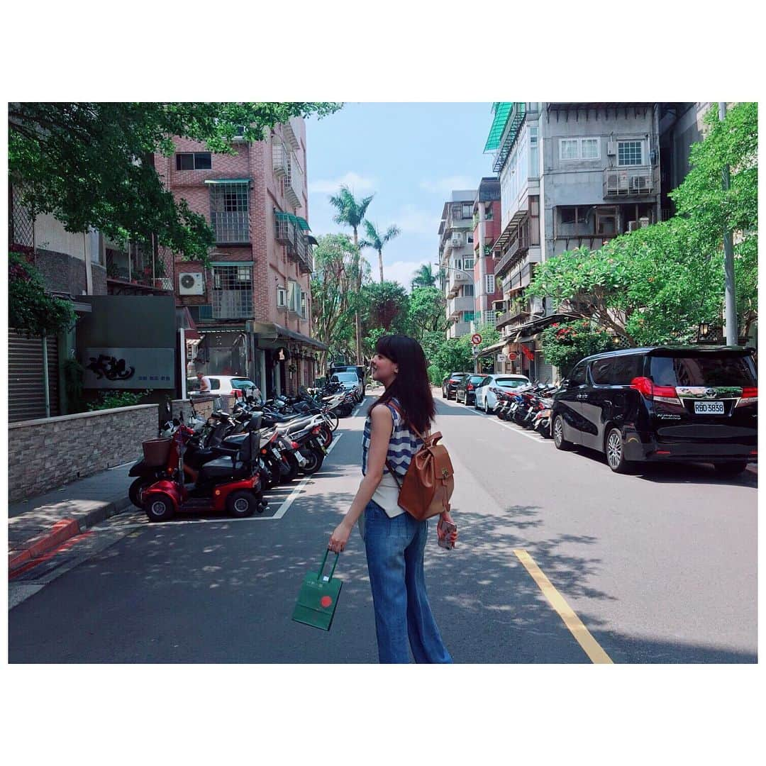 藤井美菜さんのインスタグラム写真 - (藤井美菜Instagram)「. 私は海外に行ったら、住宅街をお散歩するのも好きみたいです。ここでどんなドラマが繰り広げられたんだろう、と考えながら歩きます🍃 저는 해외에 가면 주택가를 산책하는 것도 좋아하는것같아요. 여기에서 어떤 드라마가 있었을까 생각하면서 걷고있습니다🍃 #旅#旅行#여행#travel#観光#관광#sightseeing#台湾#대만#Taiwan#女子旅#旅スタグラム#東門#永康街」6月10日 14時21分 - fujii_mina_0715