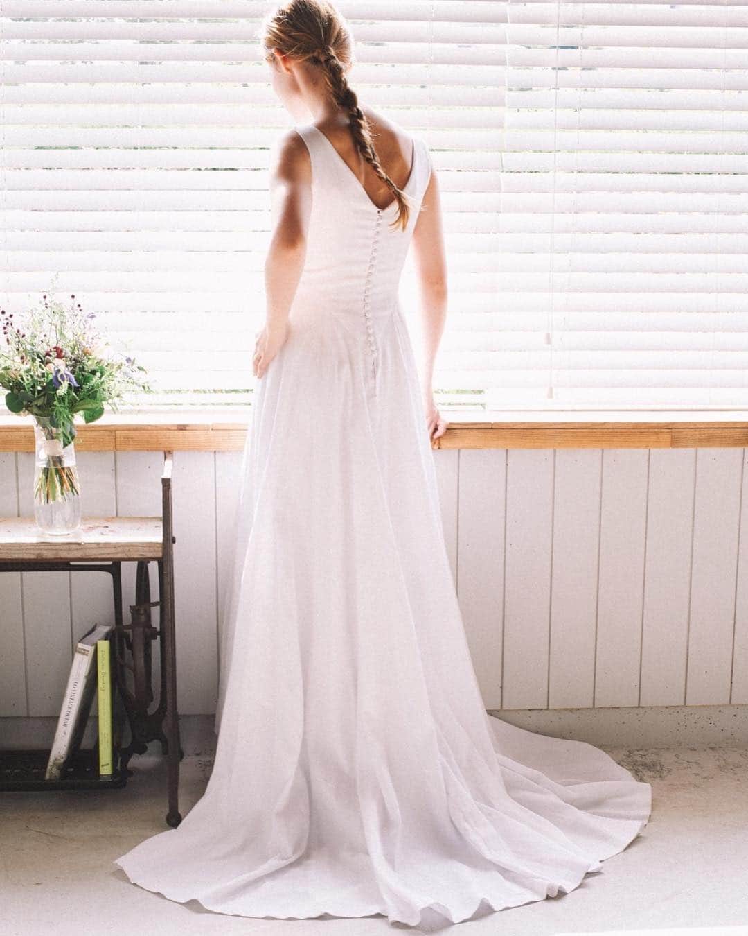 花盛友里のインスタグラム：「Super beautiful dress by @lienforet_dress . あー美しい。」