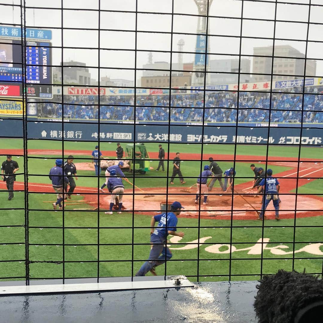 石井一久のインスタグラム：「頑張ってグランド整備してくれてますが、土を入れては降り・入れては降りの無限ループ。 整備の皆さん、お疲れ様です。」