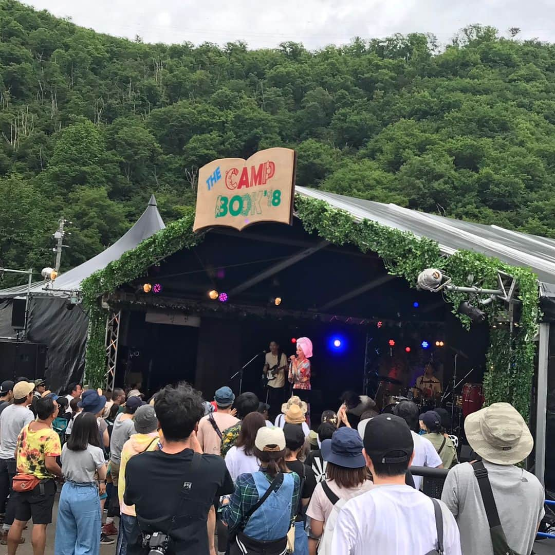 夏木マリさんのインスタグラム写真 - (夏木マリInstagram)「お天気も大丈夫で無事終了🎸 ありがとうございました〜  #THECAMPBOOK2018 #THEPARK #神立高原スキー場 #fes #camp #NATSUKIROCK #n #marinatsuki #m #夏木マリ  次は6.16よろしく🌹」6月10日 16時19分 - mari_natsuki