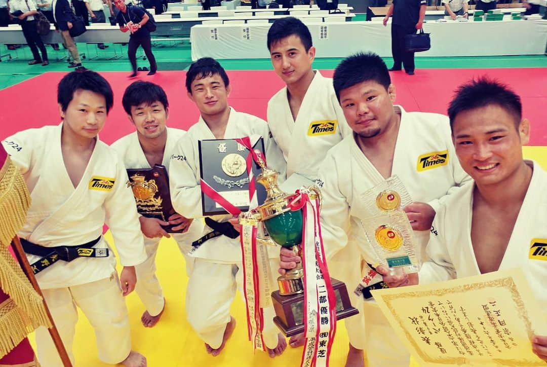 海老沼匡さんのインスタグラム写真 - (海老沼匡Instagram)「優勝🏆 #男子第2部 #優勝はやっぱり嬉しい😊 #1部は準決勝敗退 #また悔しい結果 #1部で優勝して皆で笑いたい #来年こそは🏆 #応援ありがとうございました！ #パーク24株式会社 #全日本実業柔道団体対抗大会 #福岡県久留米市 #もつ鍋 #賞状が逆さまなのは内緒🤫😭」6月10日 16時21分 - masashi_ebinuma