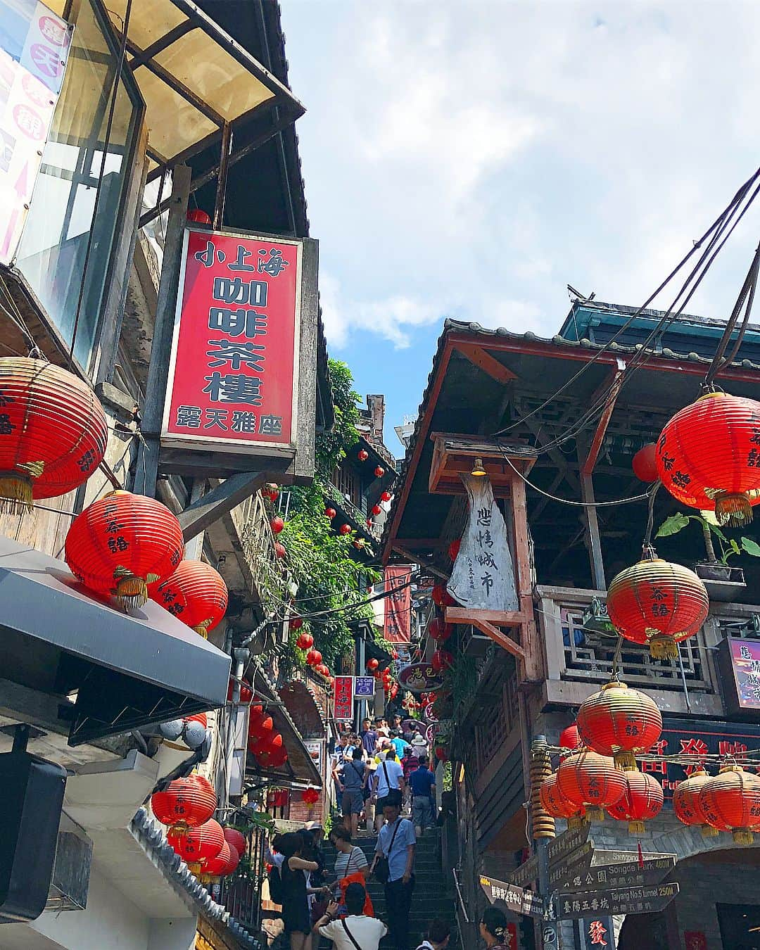 瀬戸早妃さんのインスタグラム写真 - (瀬戸早妃Instagram)「. ✨🏮你好 九份🏮✨ . 第一次的台湾！九份出游览了。吉卜力的世界观极好，来真的好。芒果刨冰酸甜好吃。双生子那样的西服，显眼😘 .  千と千尋の神隠しを思わせる、ノスタルジックでとってもステキな町。。👹 山奥にあるので山道が⛰大変でしたが、来て本当に良かったです💖 . 疲れた身体にあまいものを🍋 台湾に来たら絶対食べたい、マンゴーかき氷🍧🧡 程よい酸味があって、ミルクの味が優しくてとっても美味しかったよ👭 . 九份でのかずちゃん @kazue.akita とモントレゾール  @montresorsaki の双子コーデもかなり目立ってました笑👗💖 町に馴染む色合いでした♡ 謝謝‼️ . #你好#台湾 #台湾旅行 #九份 #千と千尋の神隠し #ジブリ #ジブリ感 #女子旅#タビジョ #台湾女子旅 #taiwan #マンゴーかき氷 #台湾グルメ #モントレゾール #ビジョビ #montresor #双子コーデ #おそろコーデ #おそろ#twins #twinscode #SDN48  #穐田和恵 ちゃん❤️ #谢谢」6月10日 17時10分 - plievesaki