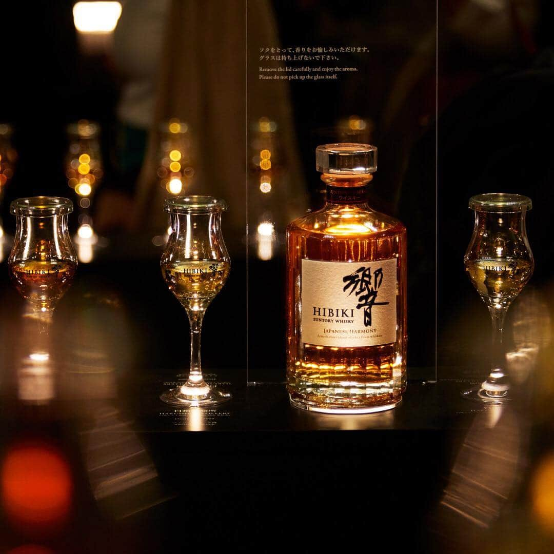 響 | SUNTORY WHISKY HIBIKIさんのインスタグラム写真 - (響 | SUNTORY WHISKY HIBIKIInstagram)「. HIBIKI TIME －六本木アートナイト2018 響アートラウンジ「ART OF BLENDING」より－ 原酒の個性は、熟成年数や熟成樽の違い、つくられた蒸溜所に由来する Roppongi Art Night 2018 HIBIKI Art Lounge: THE ART OF BLENDING The distinct characteristics of each component whisky are determined by the length of maturation, the cask used for aging, and the distillery where the whisky was made.  #響 #響時間 #六本木アートナイト #artnight #roppongiartnight #響アートラウンジ #artofblending #二十四節気 #芒種」6月10日 18時05分 - suntorywhisky_hibiki